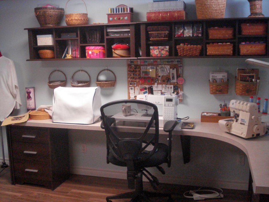 Рабочий уголок швеи в квартире