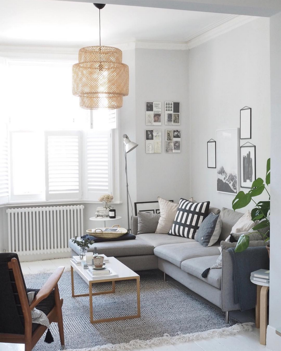 Серый диван в скандинавском стиле