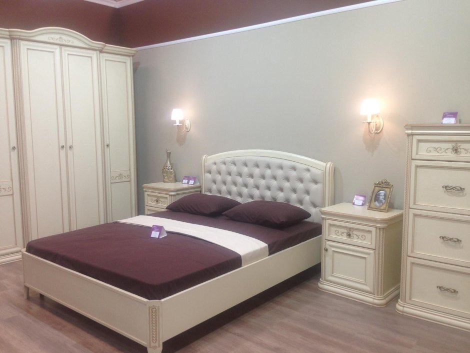Белая итальянская спальня с золотом