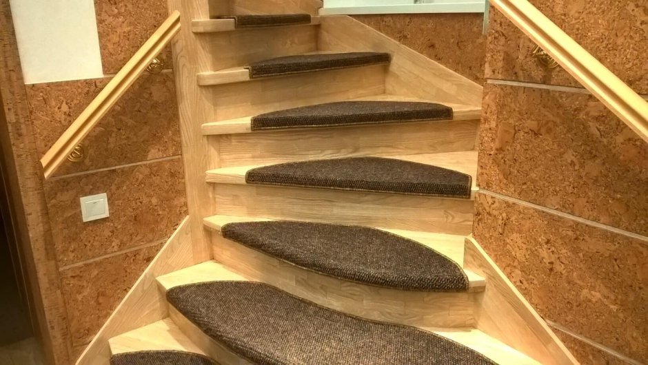 Накладки на ступеньки деревянной лестницы на второй этаж