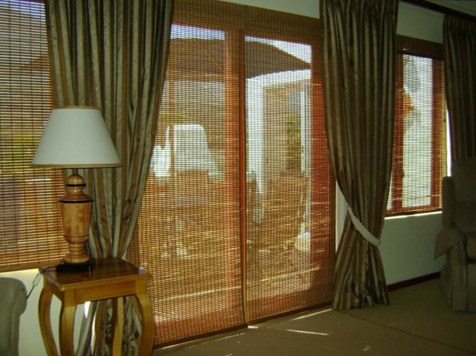 Бамбуковые шторы на дверной проем с рисунком 90 годов