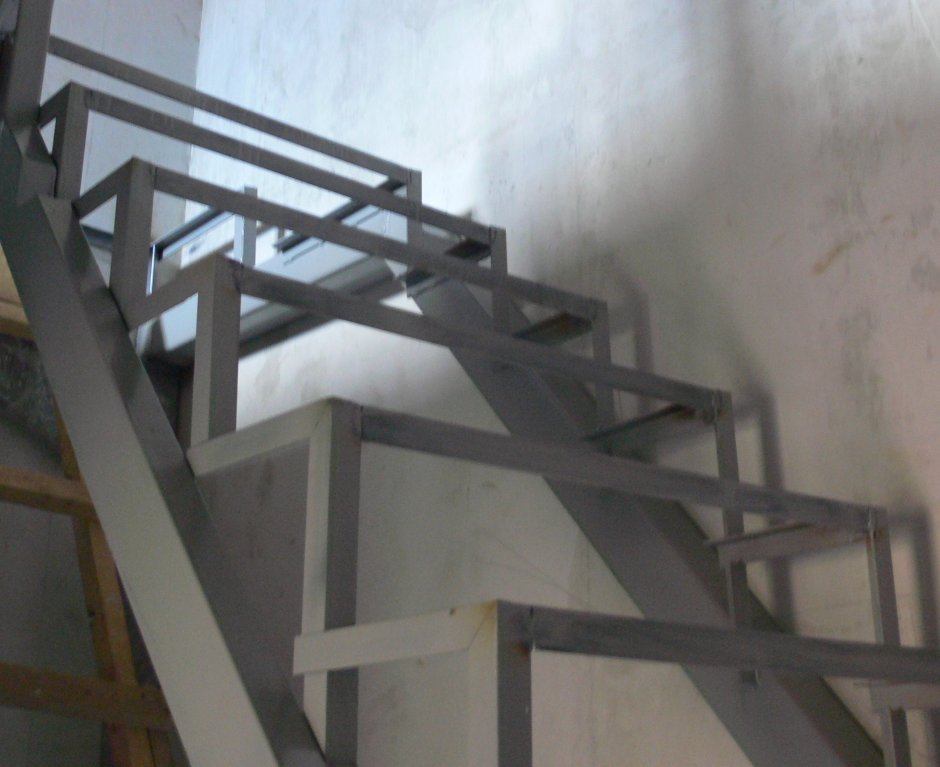 Крепление металлической лестницы