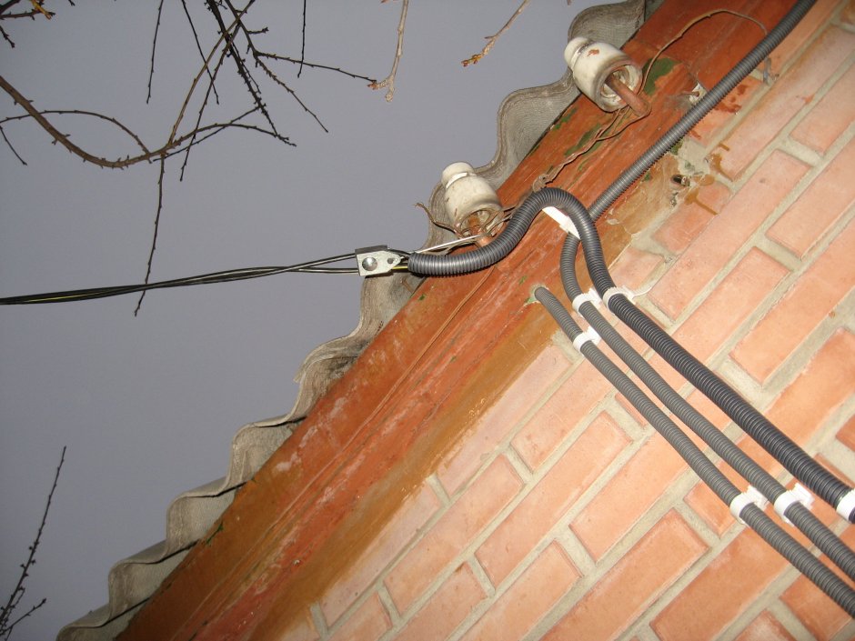 Ввод электрокабеля в деревянный дом по воздуху
