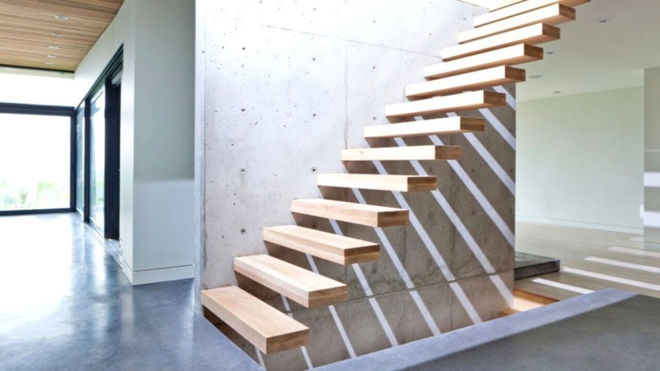 Деревянная лестница с керамической плиткой