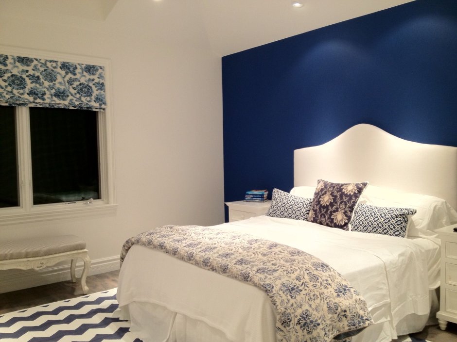 Синяя акцентная стена в спальне