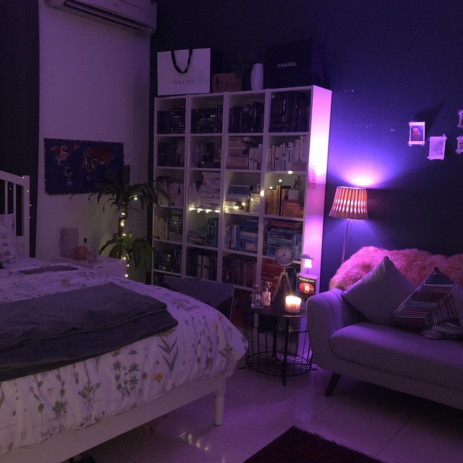 Комната в фиолетовом неоне