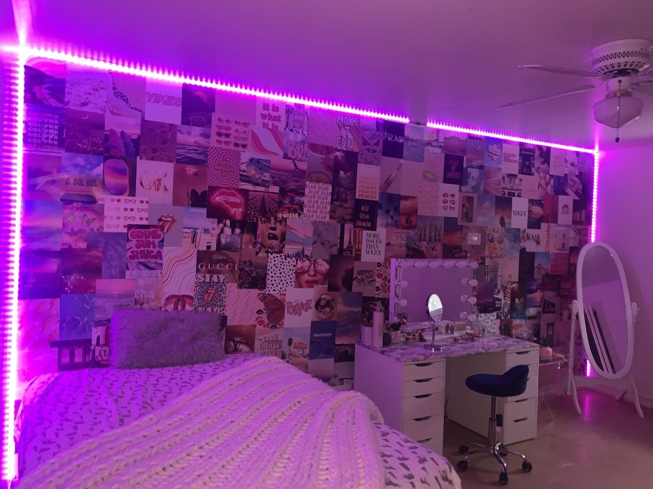 Фиолетовая гирлянда в комнате