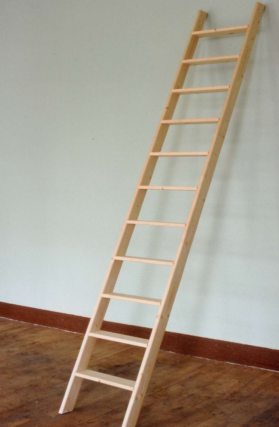 Приставная лестница деревянная