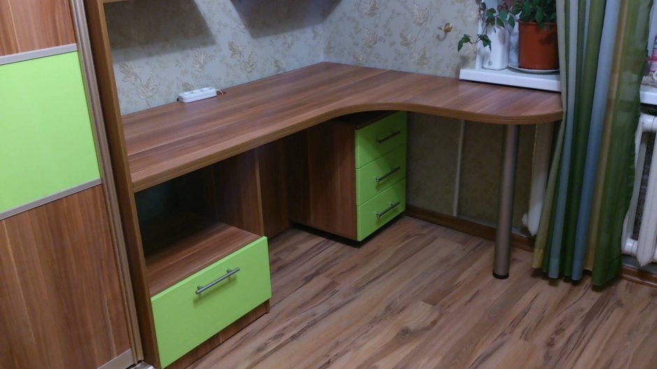 Угловой стол для 2 детей