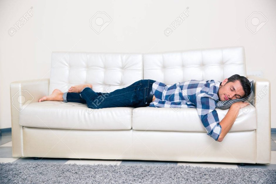Человек спит на диване