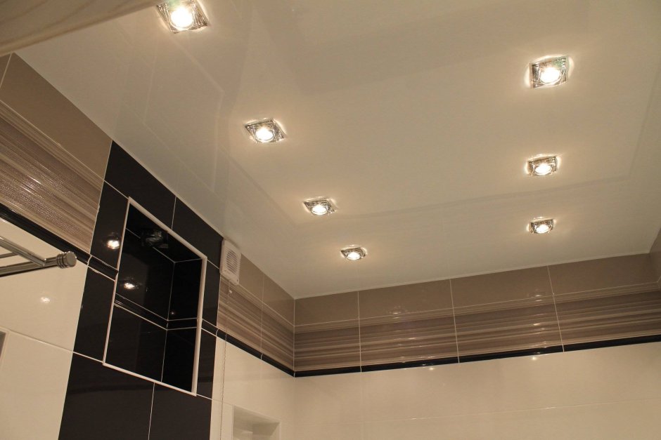 Светильники в натяжной потолок в ванной
