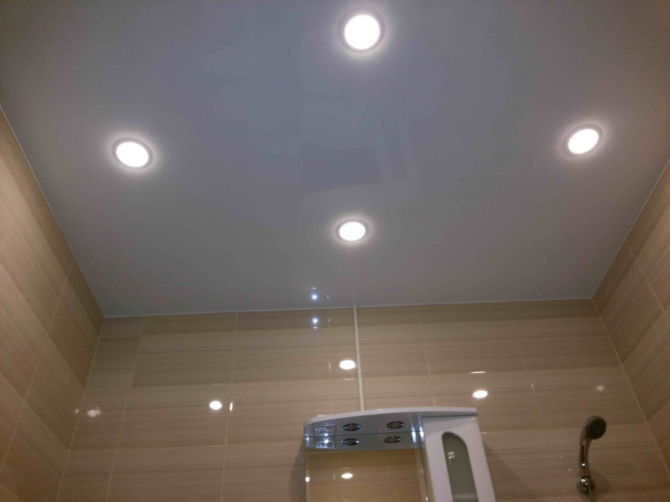 Точечные светильники в ванную комнату на потолок