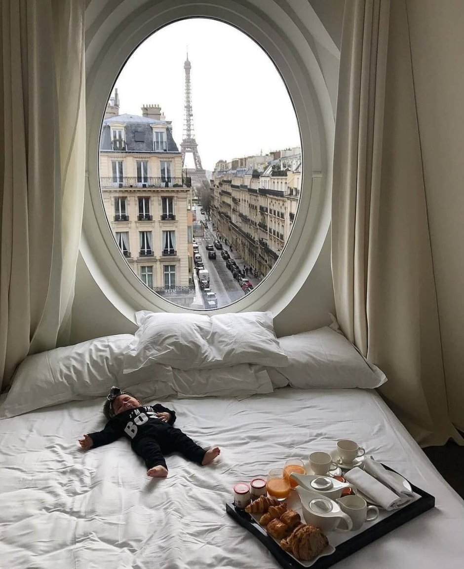 Кровать у окна в Париже