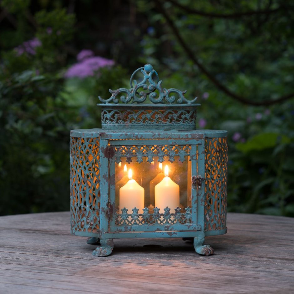 Старинный фонарь со свечой