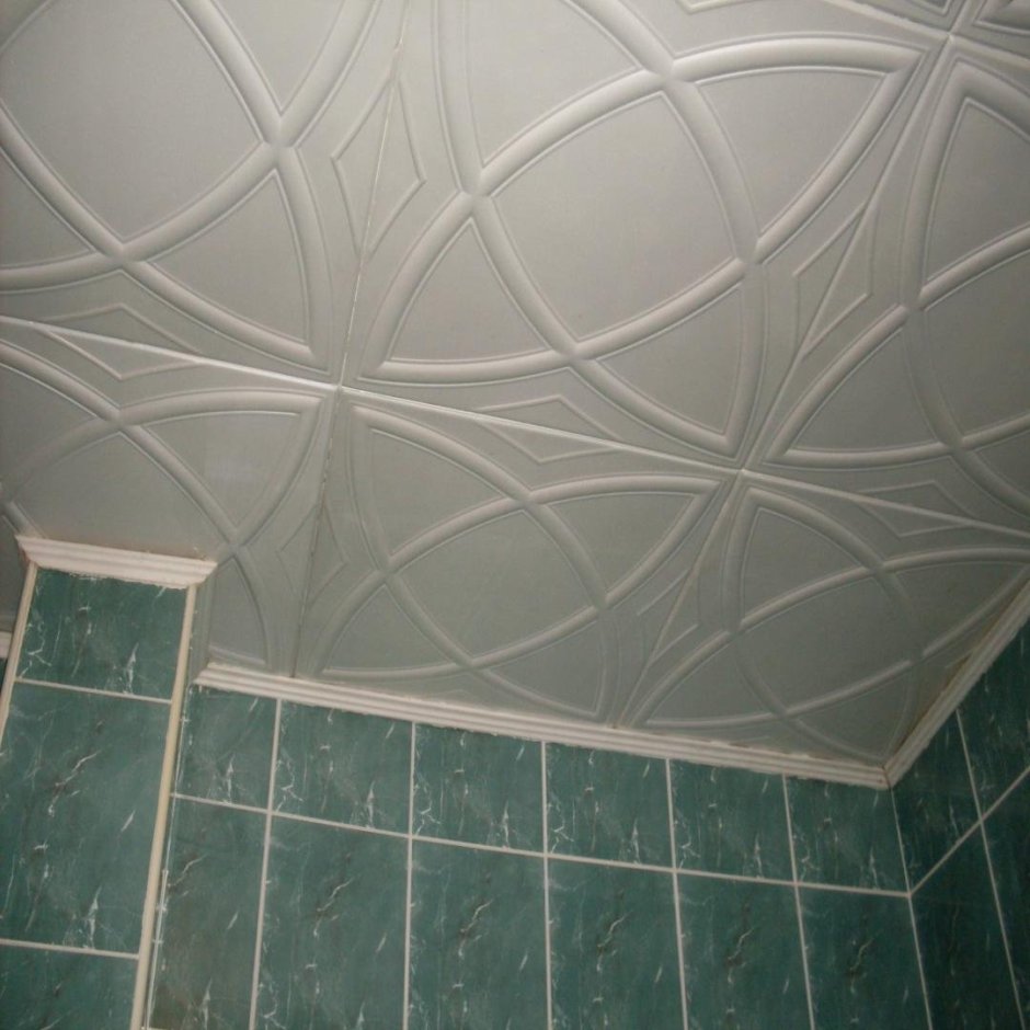 Потолочная плитка в ванной