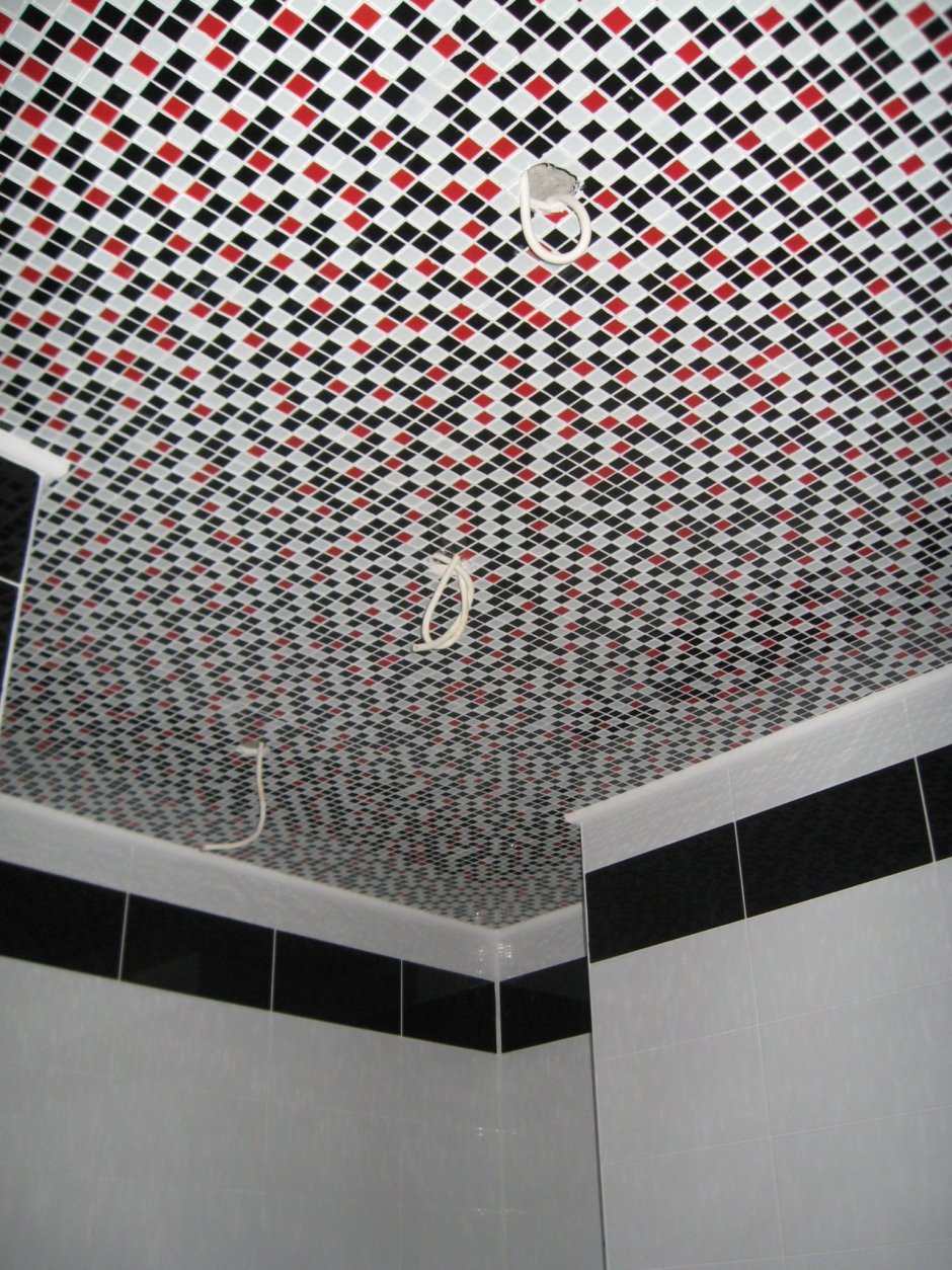 Мозаика на потолке в ванной