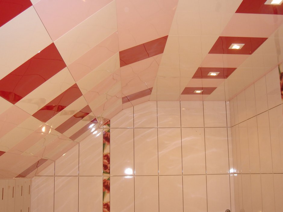 Плиточный подвесной потолок для ванной
