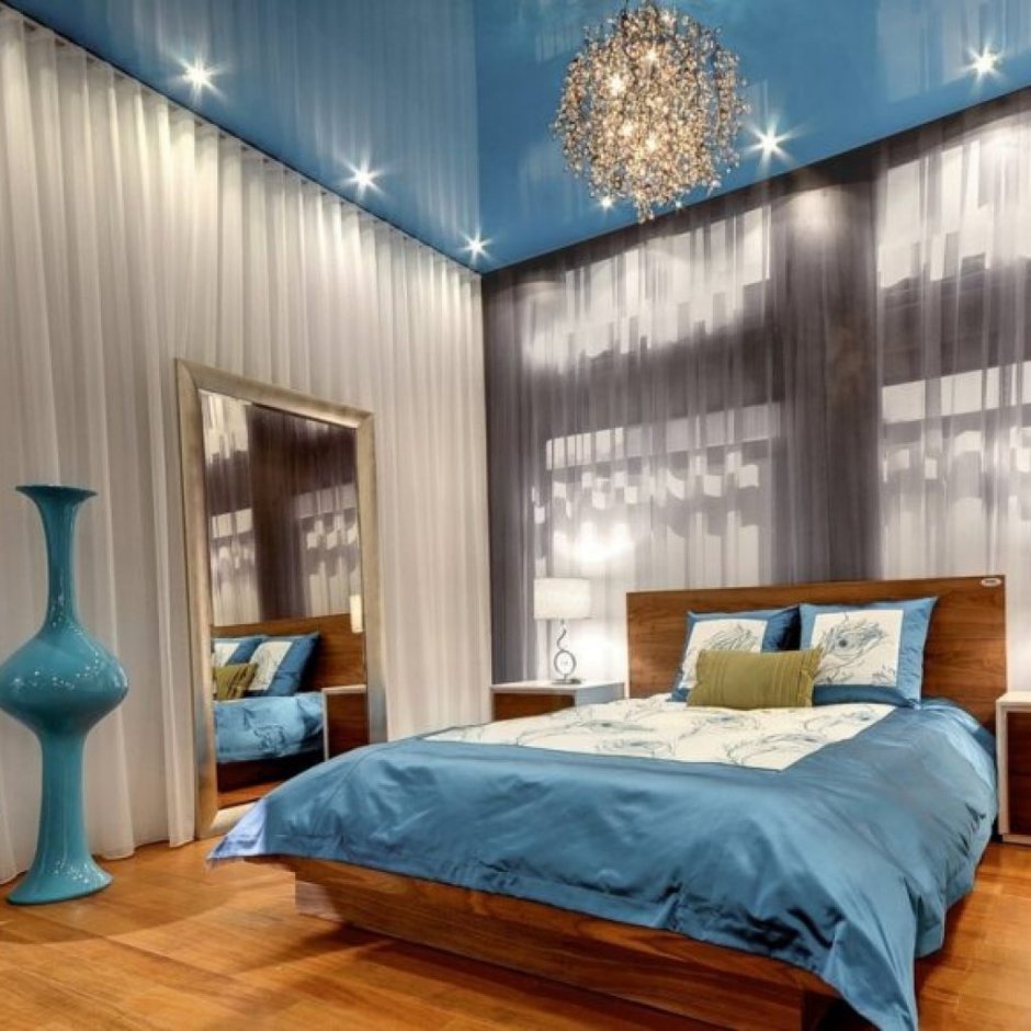 Голубой натяжной потолок в спальне