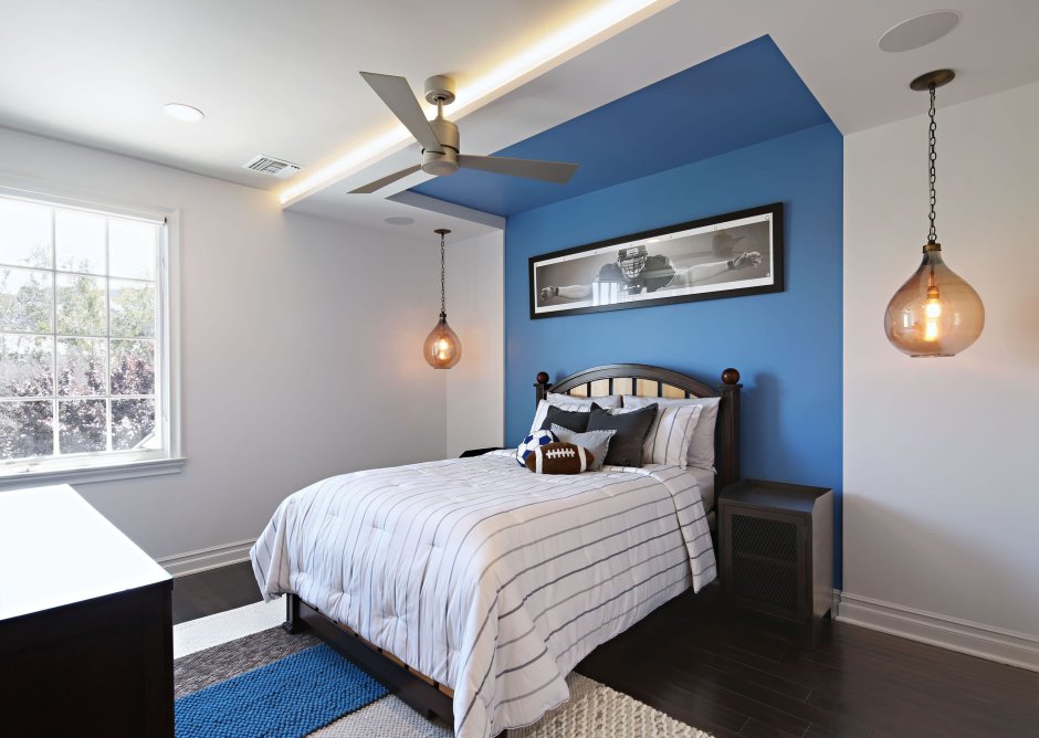 Спальня с голубым потолком