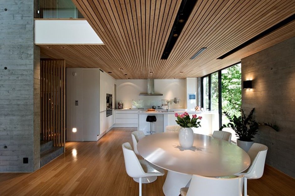 Деревянный реечный потолок в частном доме