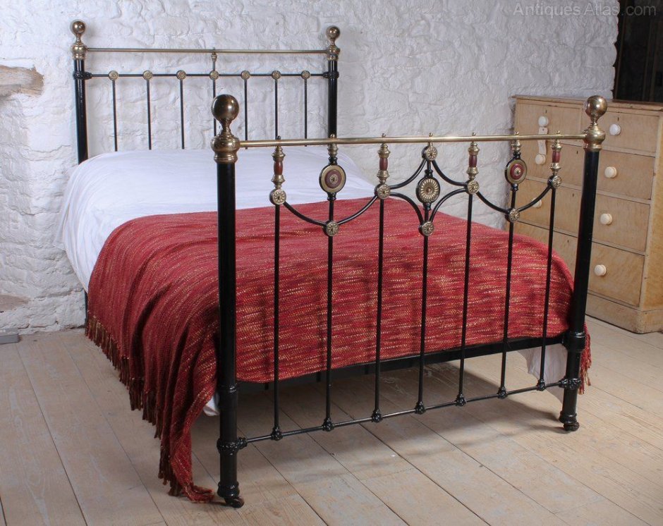 Старинная железная кровать