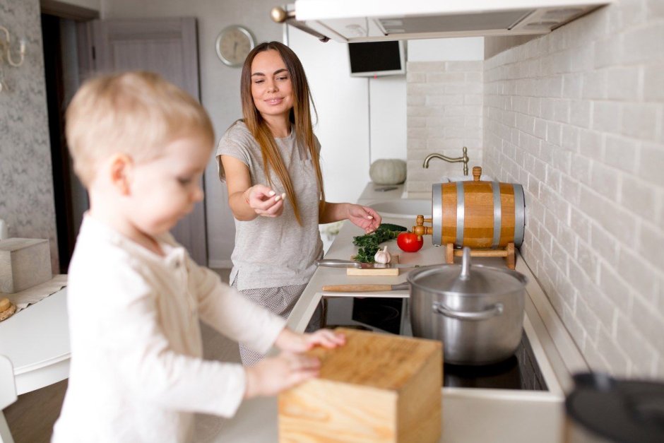 Дети и родители на кухне