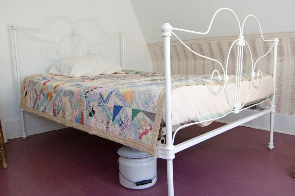 Металлическая кровать реставрированная