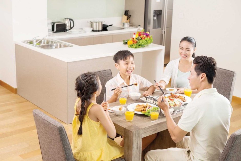 Семья с двумя детьми на кухне