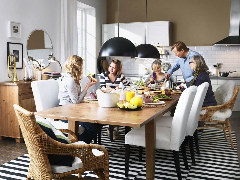 Семья за столом на кухне
