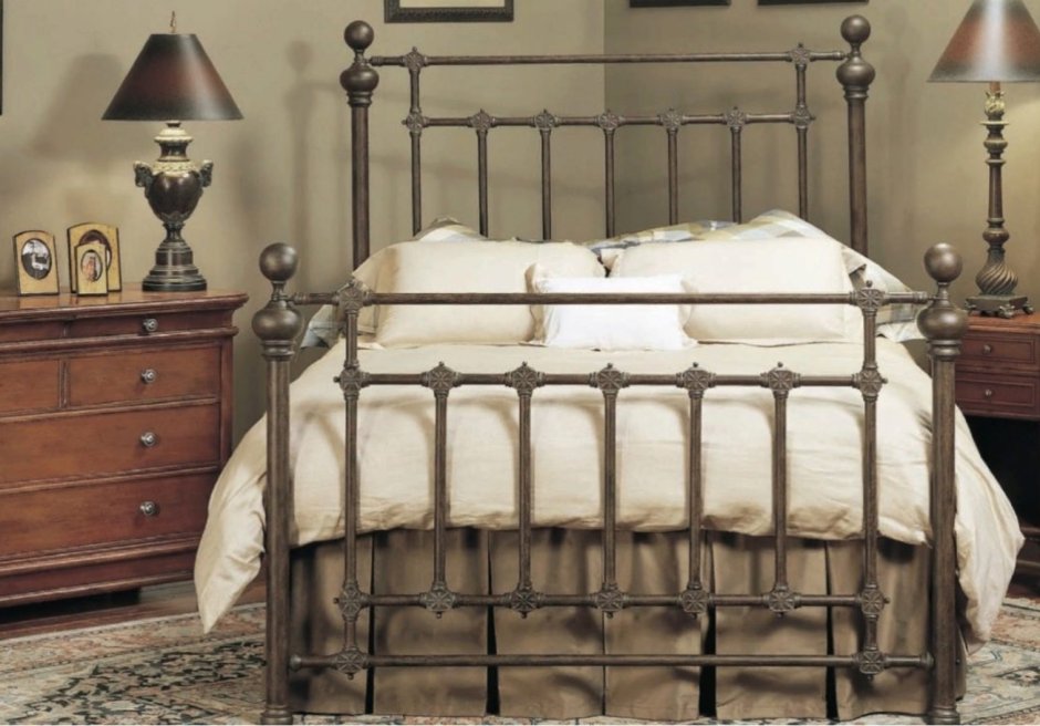Старая металлическая кровать