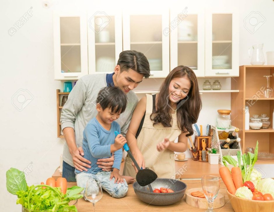 Счастливая азиатская семья на кухне