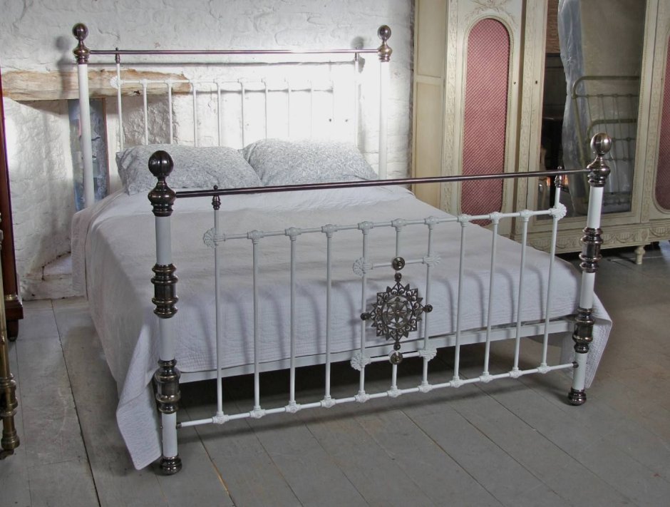 Старая металлическая кровать