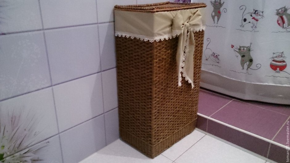 Плетеная корзина для белья в интерьере ванной