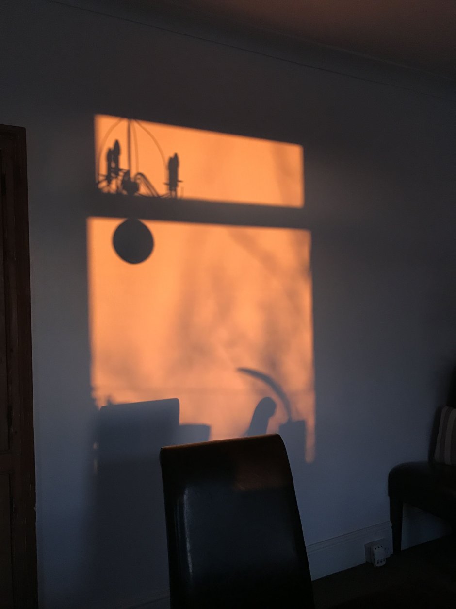 Тень от окна на стене