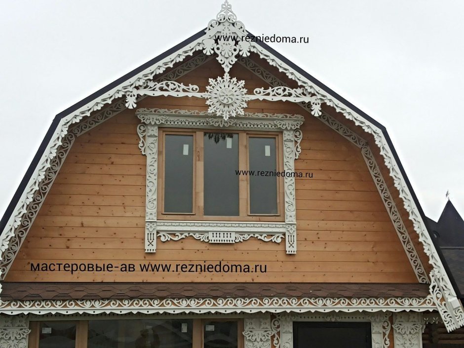 Деревянный фронтона Лекор