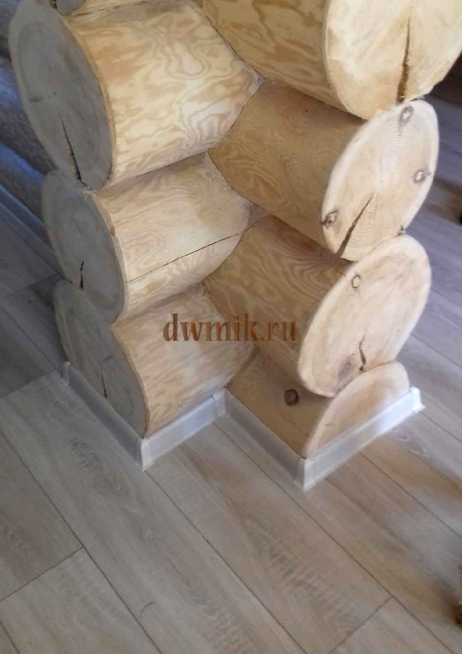 Деревянный плинтус для бревна