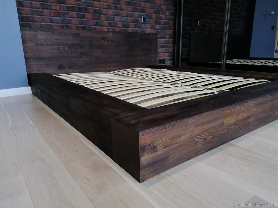Кровать без ножек на полу в лофт стиле