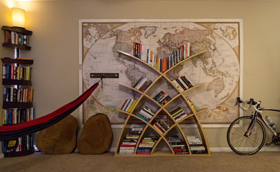 Комната с книжными полками