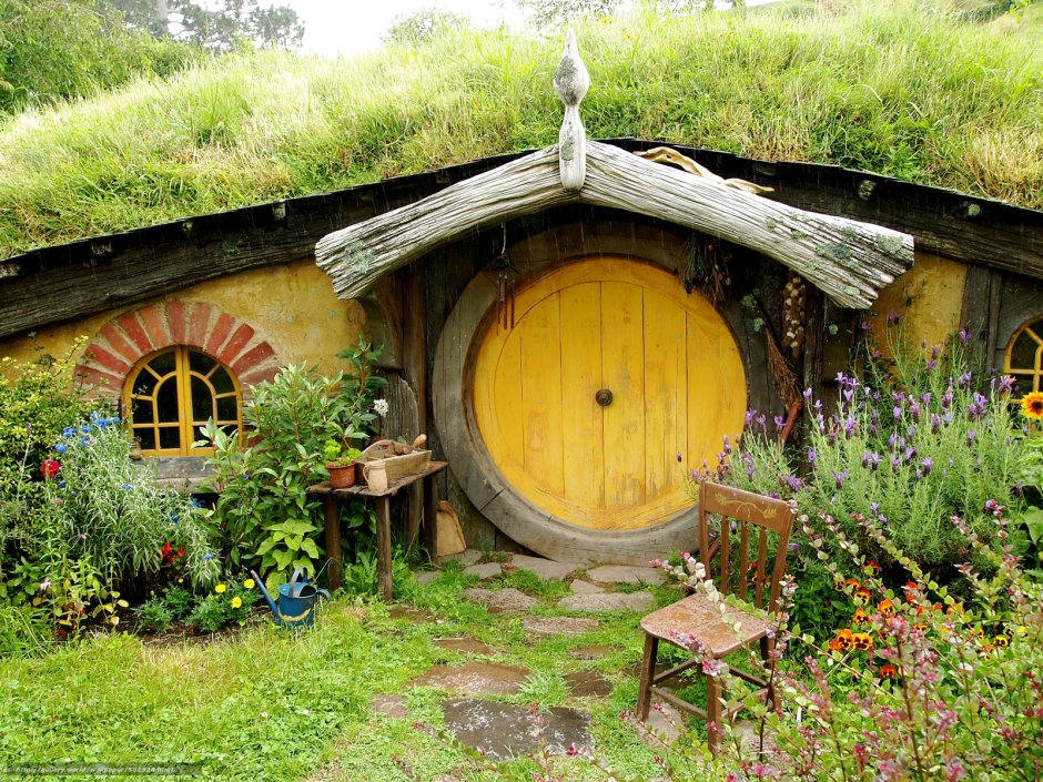 «The Hobbit House» («дом хоббитов»)