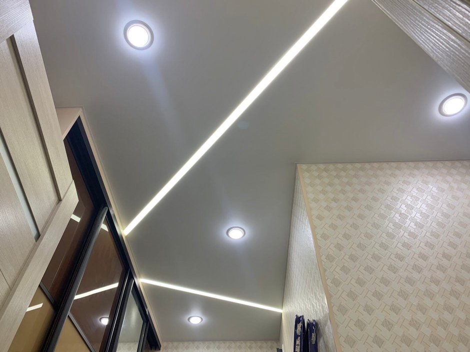 Натяжной потолок с подсветкой полосками