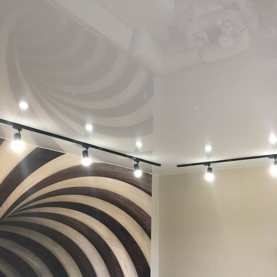 Потолок с линейными светильниками