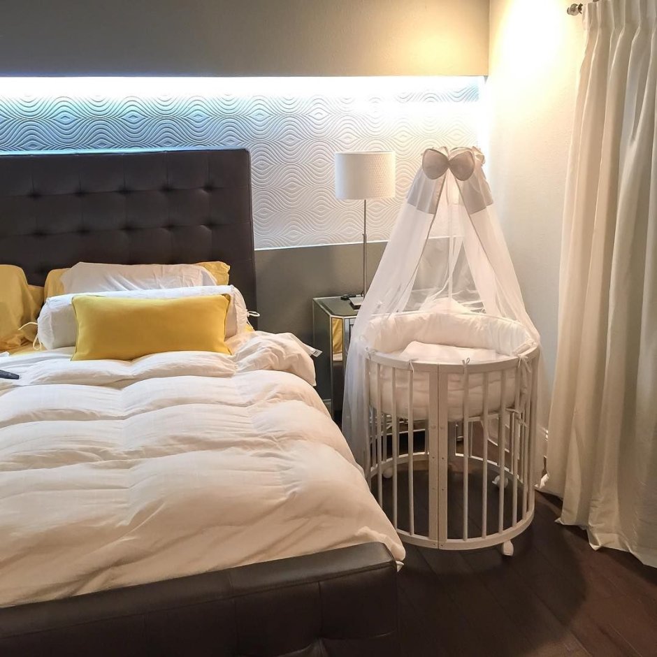 Спальня гостиная с детской кроваткой