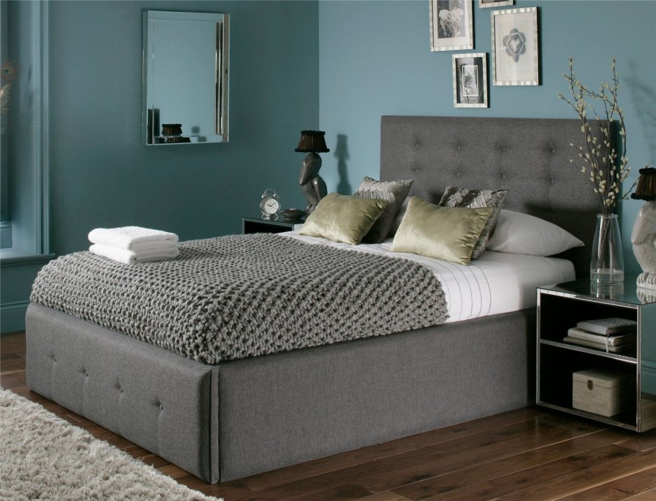 Кровать серого цвета