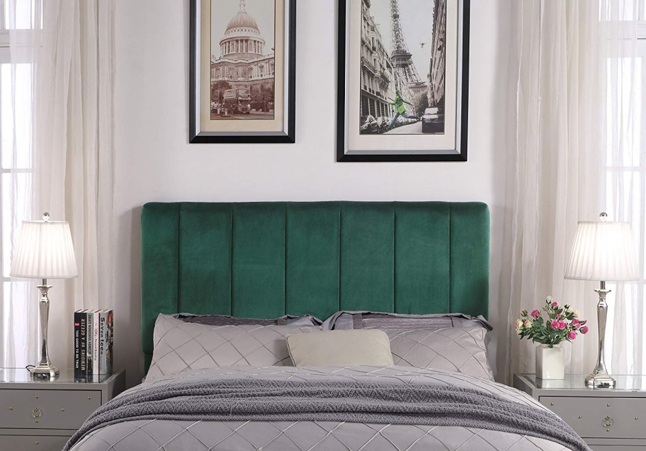 Кровать с зеленым изголовьем