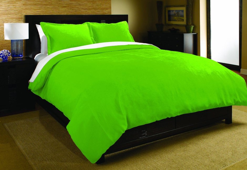 Зеленый постельное на кровати