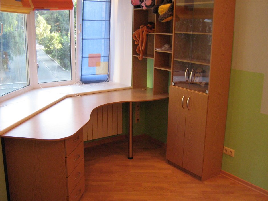 Комната 8м2 для мальчика письменный стол у окна икея