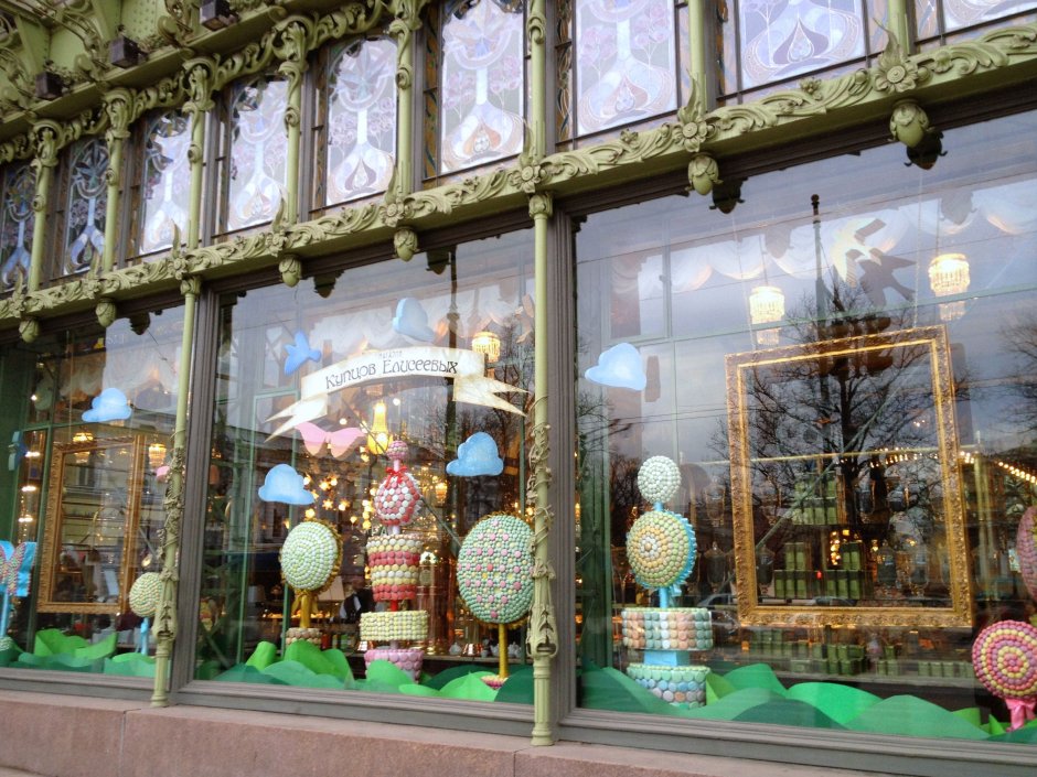 Елисеевский магазин в Санкт-Петербурге витрина