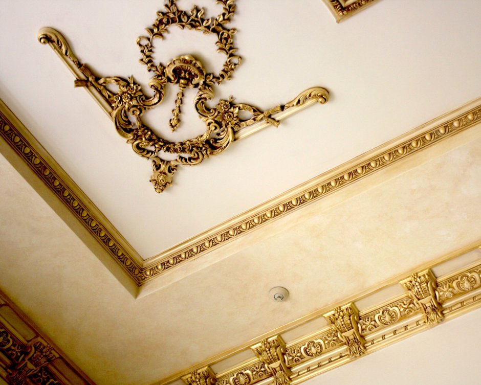 Натяжной потолок с золотым орнаментом