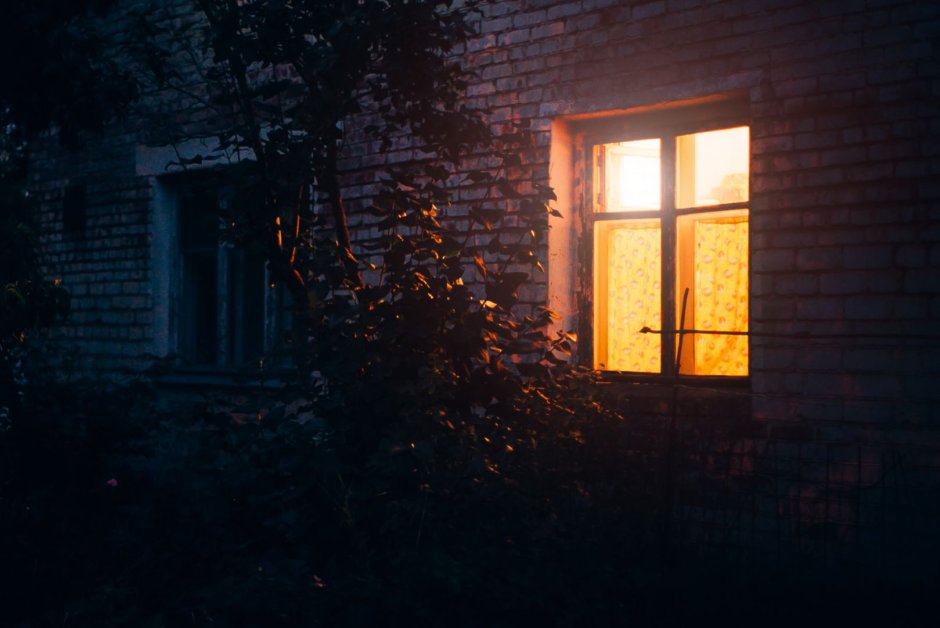 Окно в темной комнате