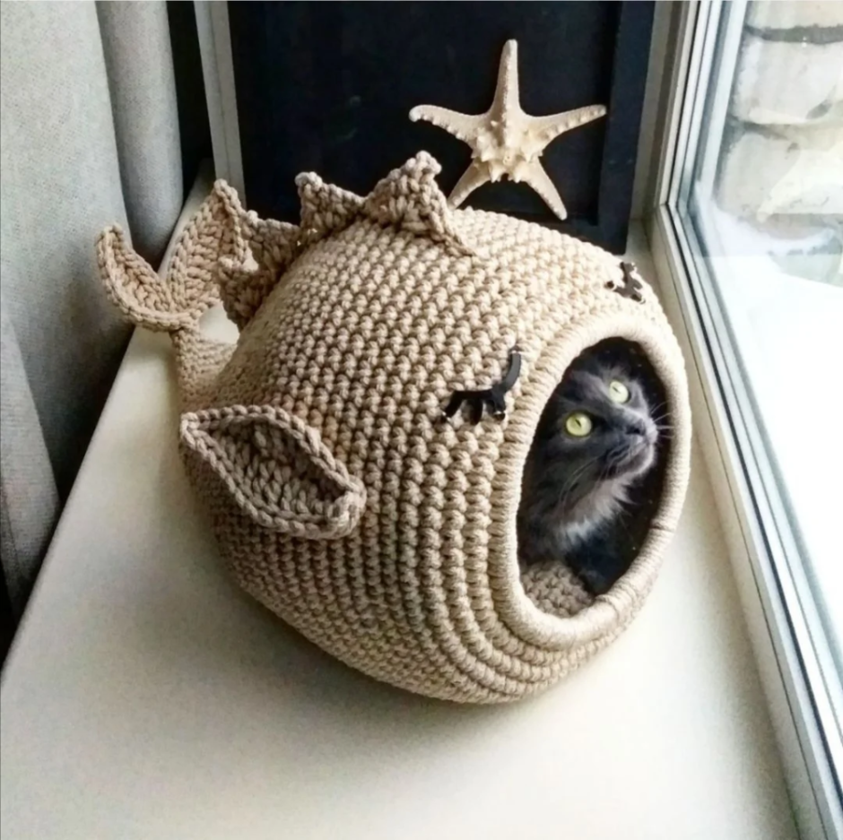 Вязаная лежанка для кошки